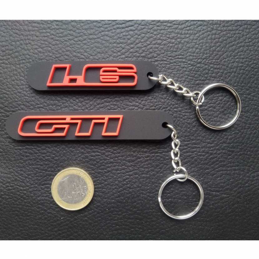 Porte clé Peugeot 205 GTI 1,9L rouge en métal, cadeau sympa